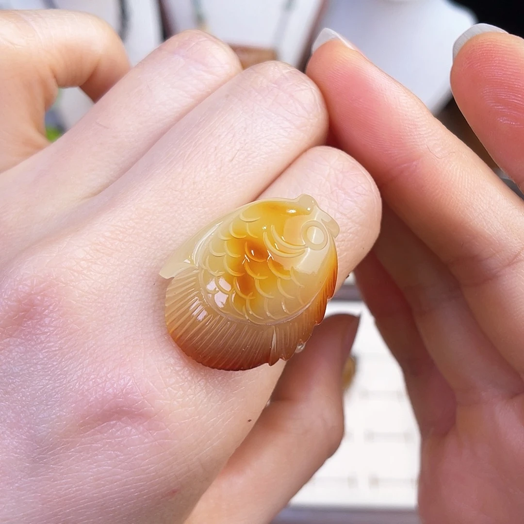 未镶嵌琥珀珠宝奇石