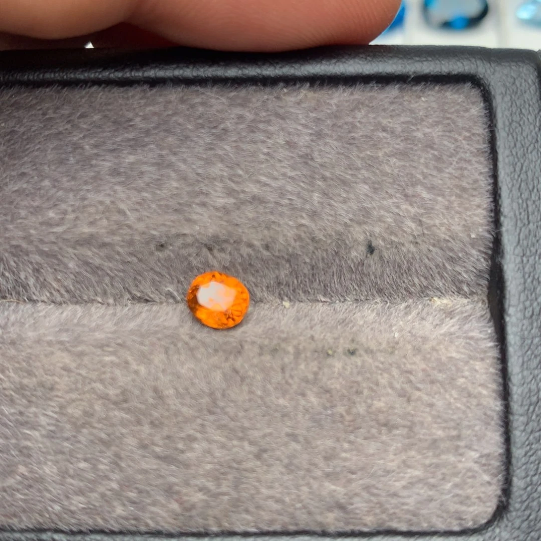 石榴石（芬达石）珠宝半成品未镶嵌0.69克拉