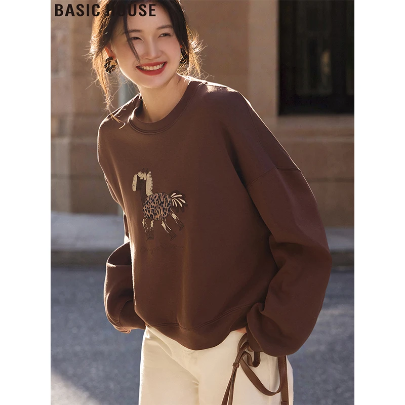 Basic House/百家好咖色印花圆领卫衣简约宽松内搭打底衫女2025秋