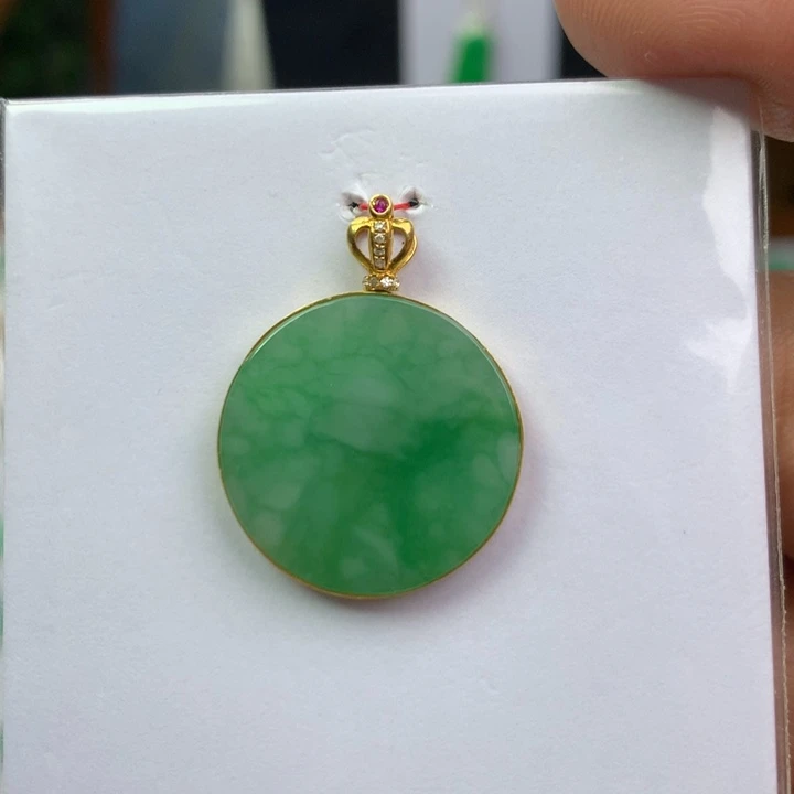 颈饰18K金镶嵌翡翠