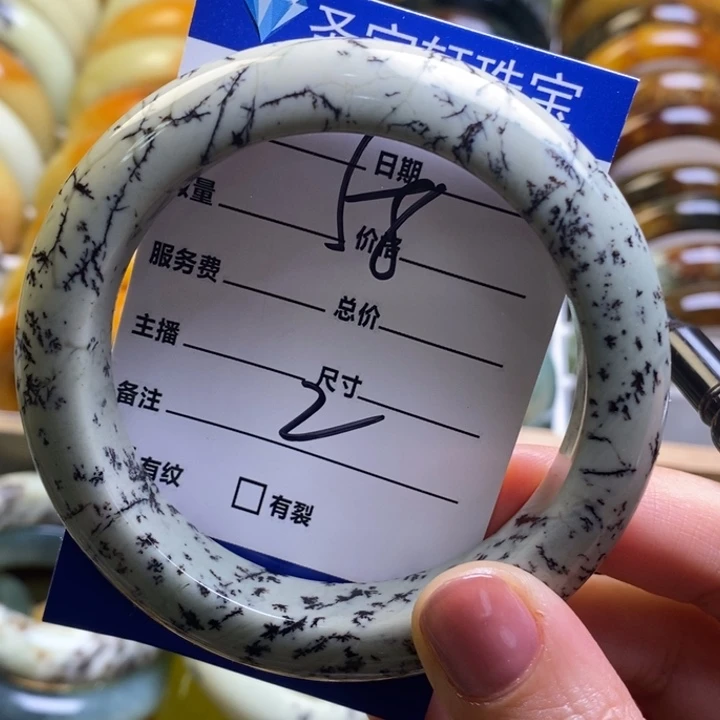 蛇纹石玉手镯未镶嵌吕*驴