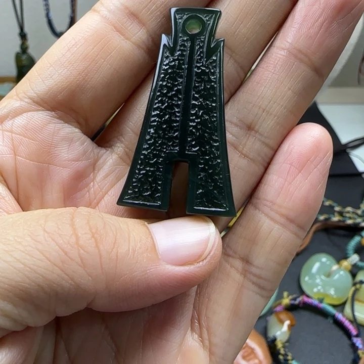 一***º未镶嵌蛇纹石玉颈饰