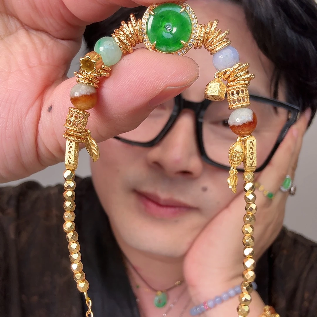 星****翡翠未镶嵌颈饰一件