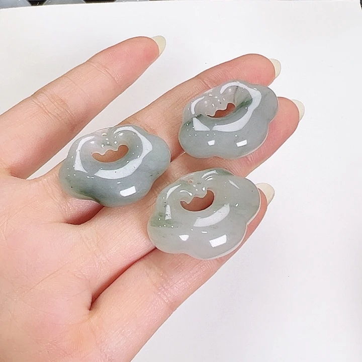 石英质玉未镶嵌颈饰如意锁