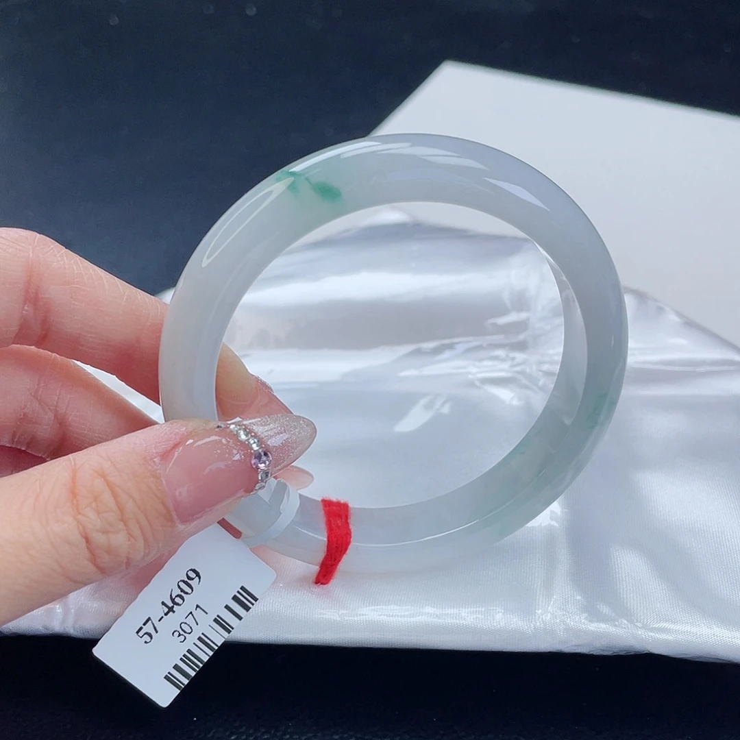 翡翠手镯未镶嵌翡翠