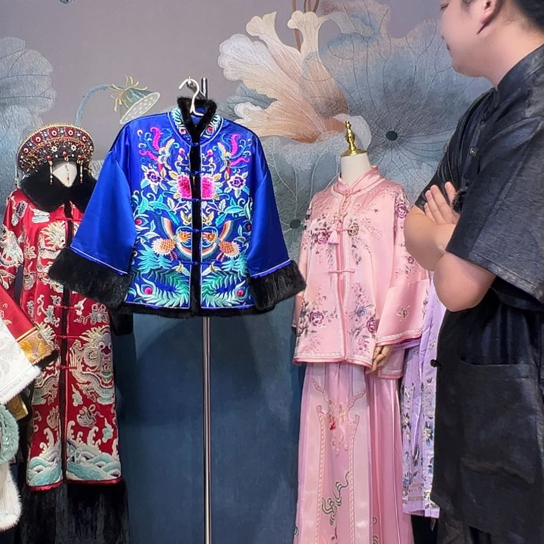 立领中开水貂毛包边前满绣苗绣图腾棉服