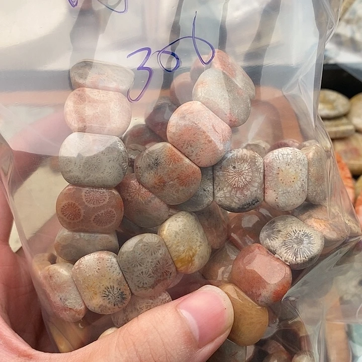 愽***享石英质玉未镶嵌颈饰