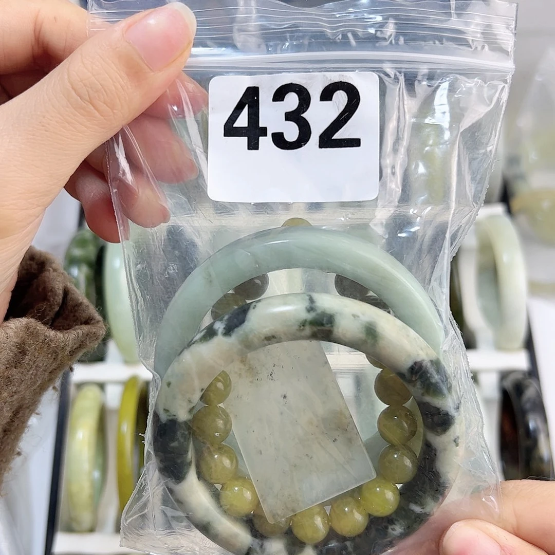 蛇纹石玉未镶嵌手镯小**?