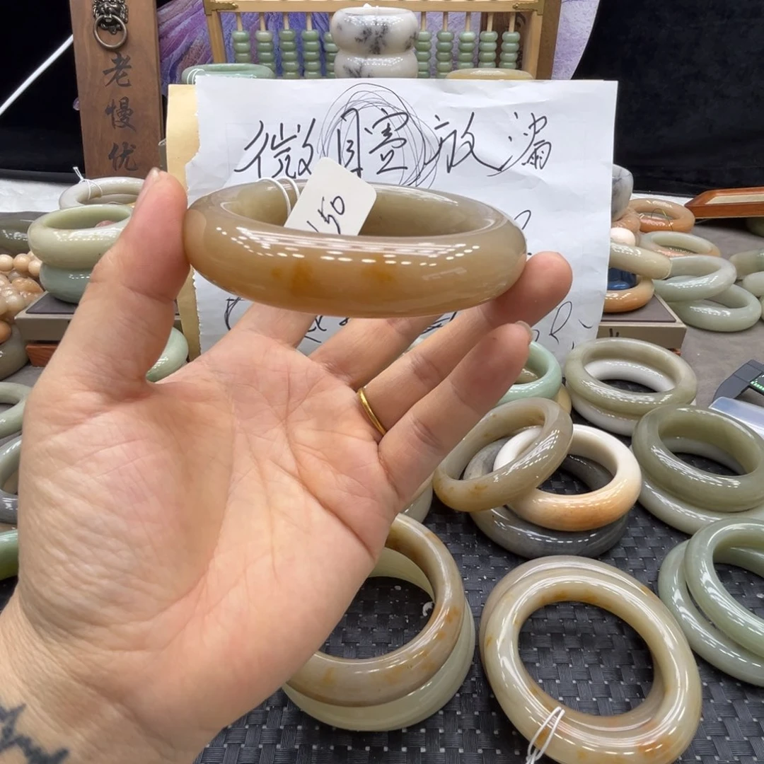 聪***杰石英质玉未镶嵌手镯