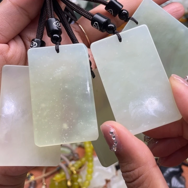 蛇纹石玉未镶嵌吊坠
