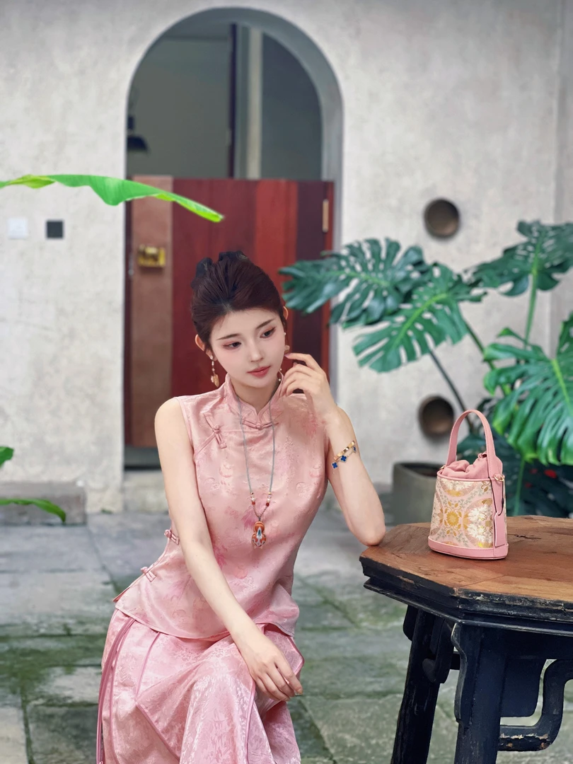 知雨前【民国千金】夏季新中式无袖旗袍上衣女桑蚕丝螺钿立领修身