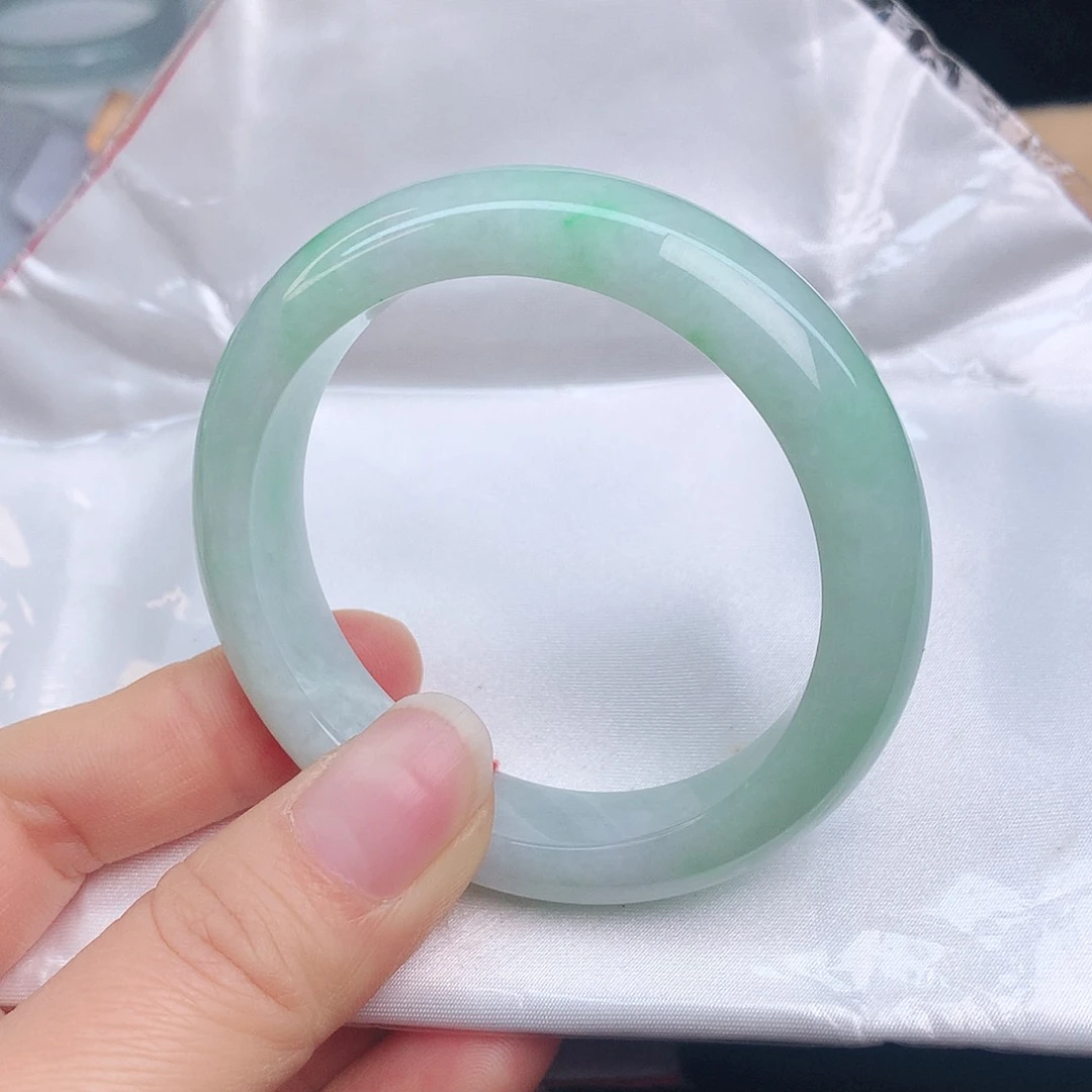 翡翠手镯未镶嵌8252xcvvbnn