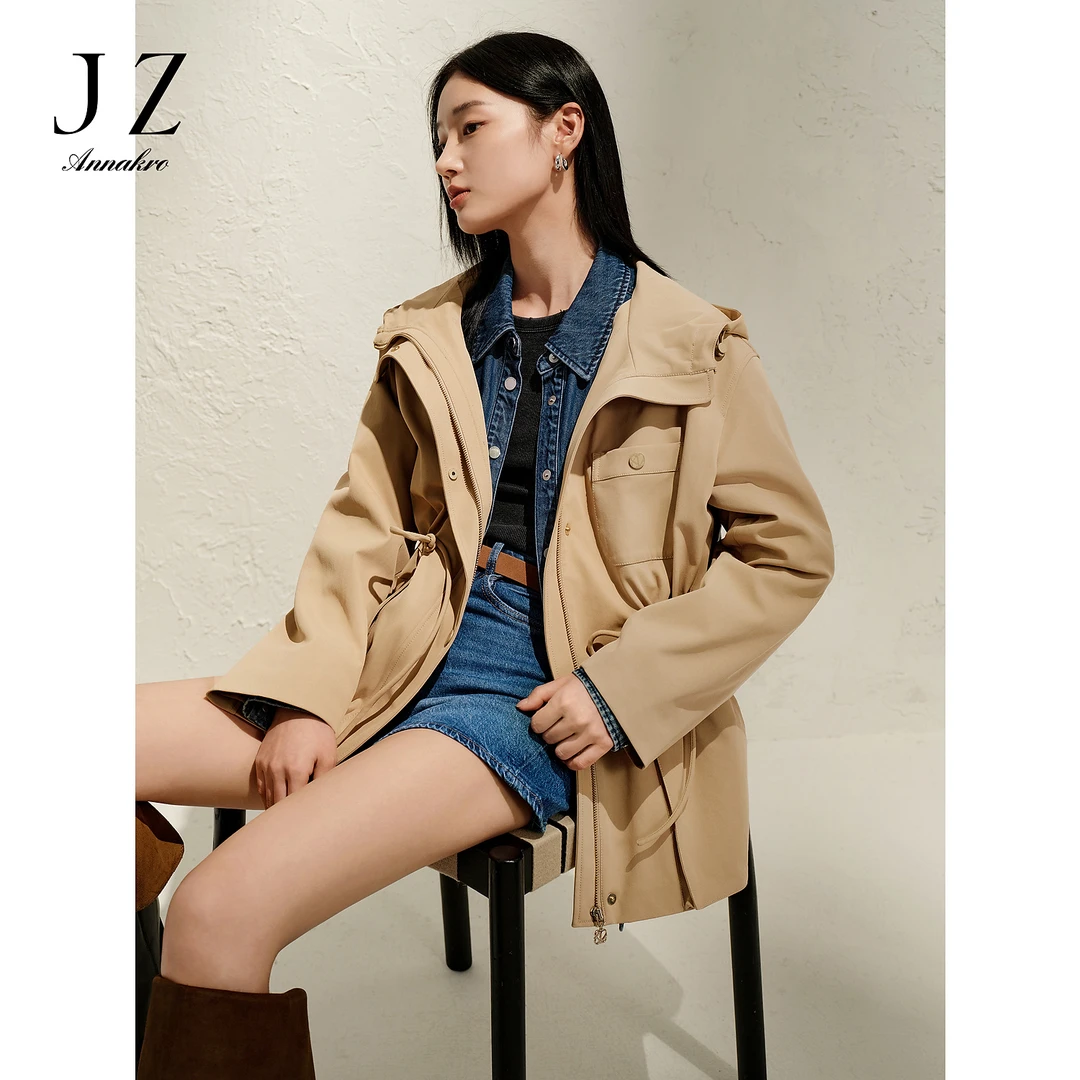 玖姿安娜蔻通勤连帽抽绳收腰夹驼绒休闲风衣女2025春款KWFC41301
