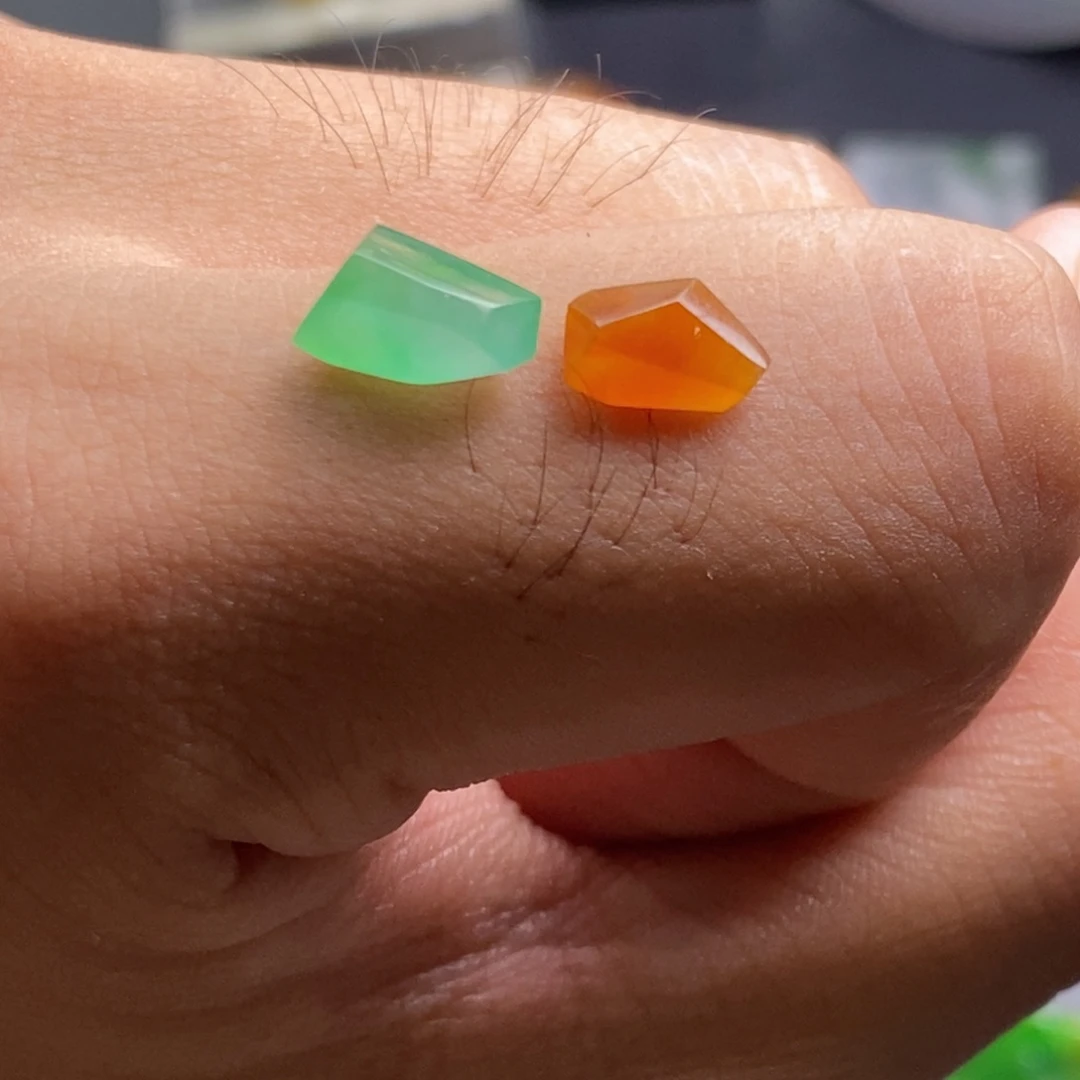 定制翡翠未镶嵌两颗 双彩黄加绿随形戒面料