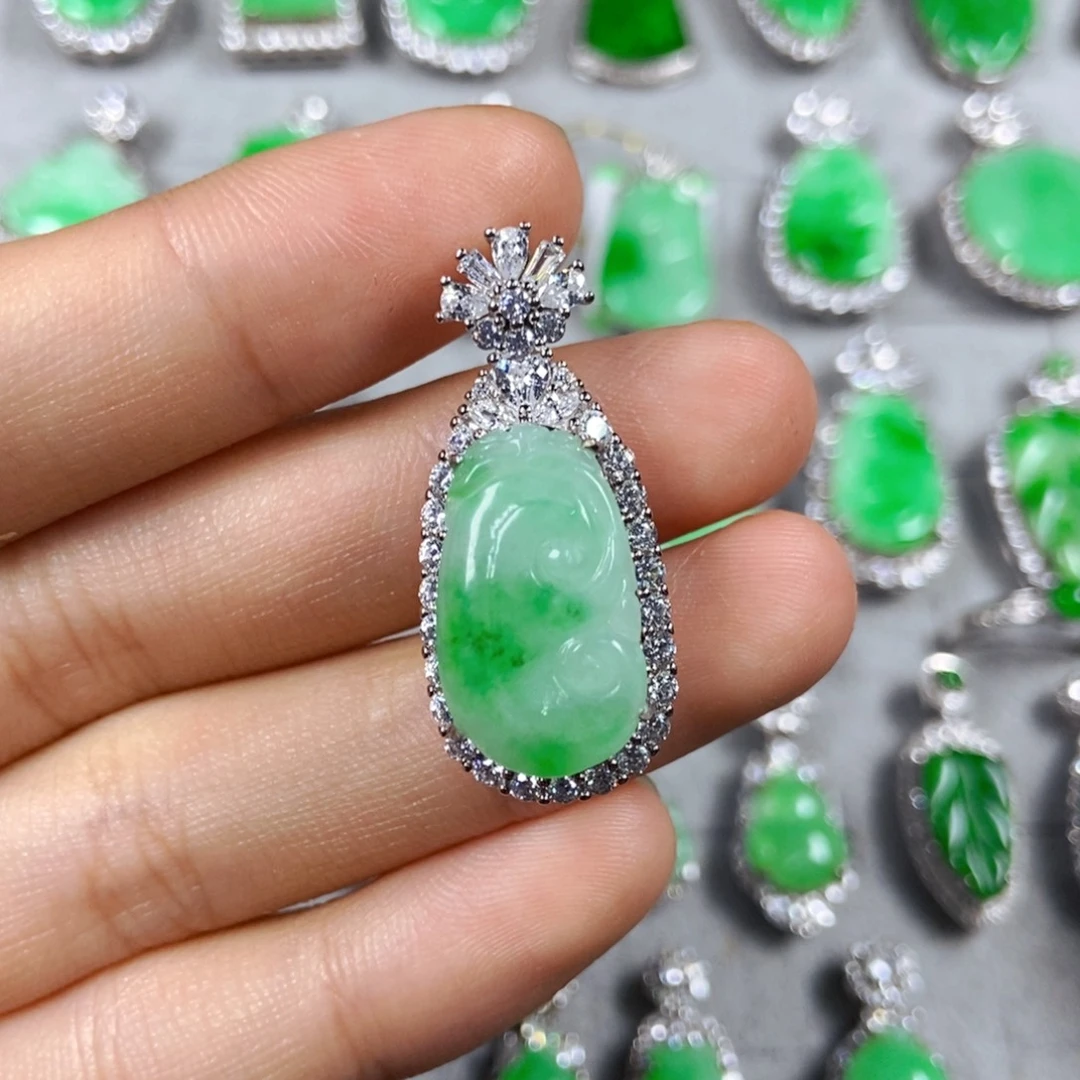 翡翠未镶嵌颈饰如意