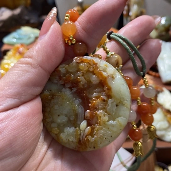 蛇纹石玉未镶嵌颈饰