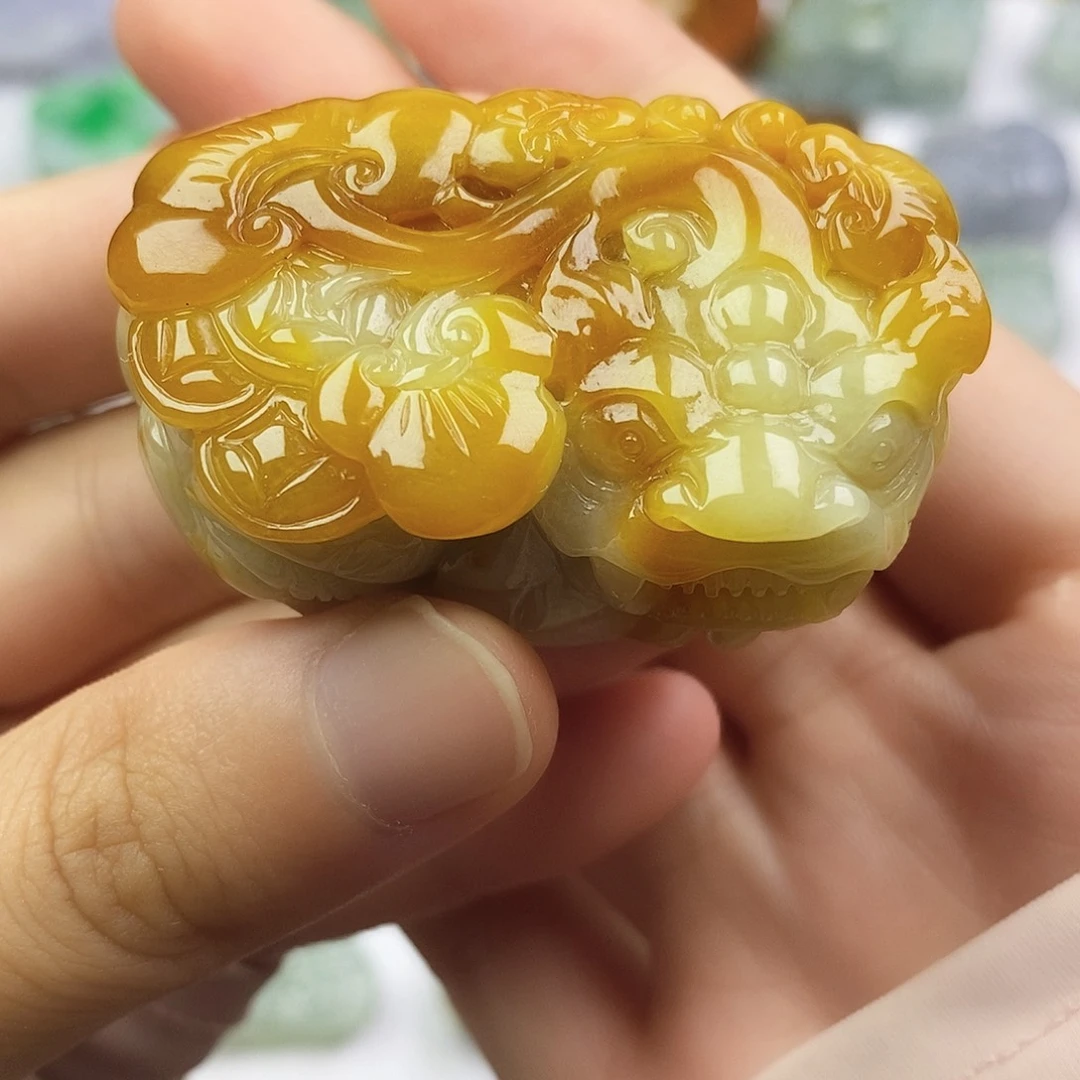 翡翠未镶嵌颈饰貔貅