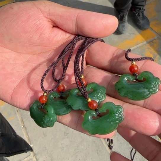 和田玉颈饰未镶嵌宽3.0碧玉如意锁阳绿，微点，