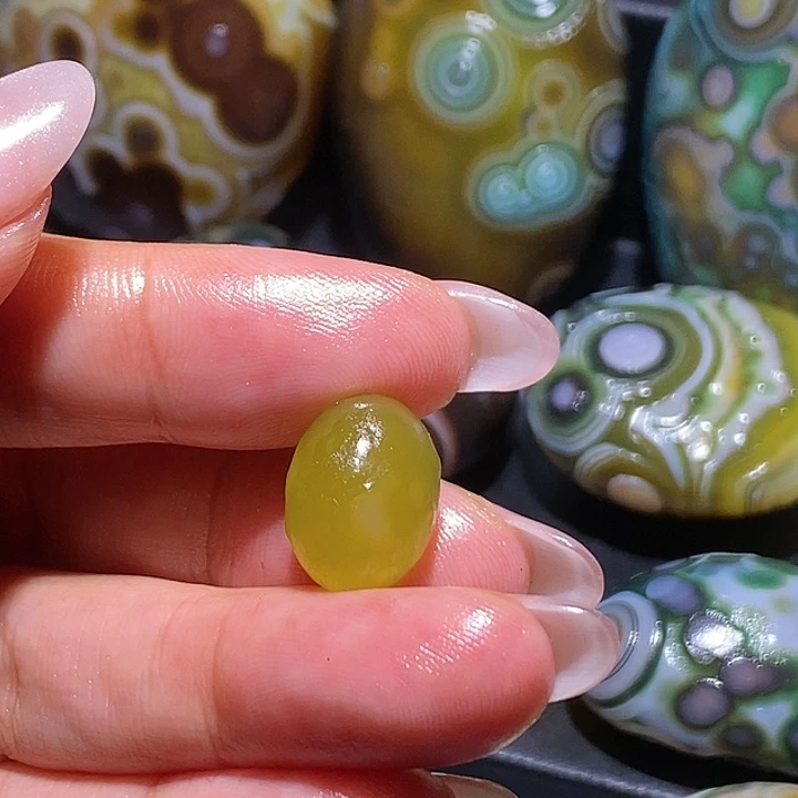 狗***彪玛瑙/玉髓未镶嵌珠宝奇石