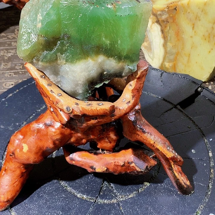 未镶嵌蛇纹石玉珠宝奇石