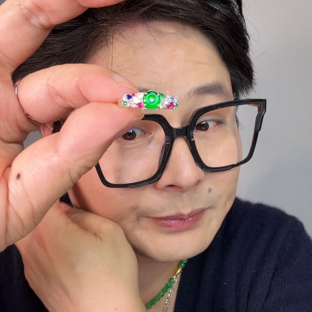 翡翠未镶嵌颈饰一件