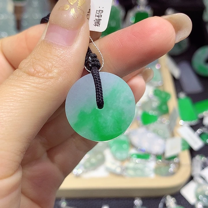 翡翠未镶嵌颈饰扣