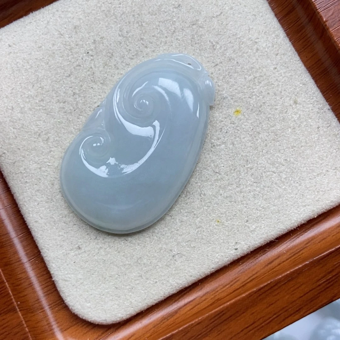 翡翠未镶嵌颈饰如意