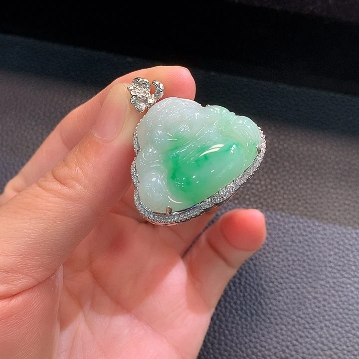 翡翠18K金镶嵌颈饰绿佛