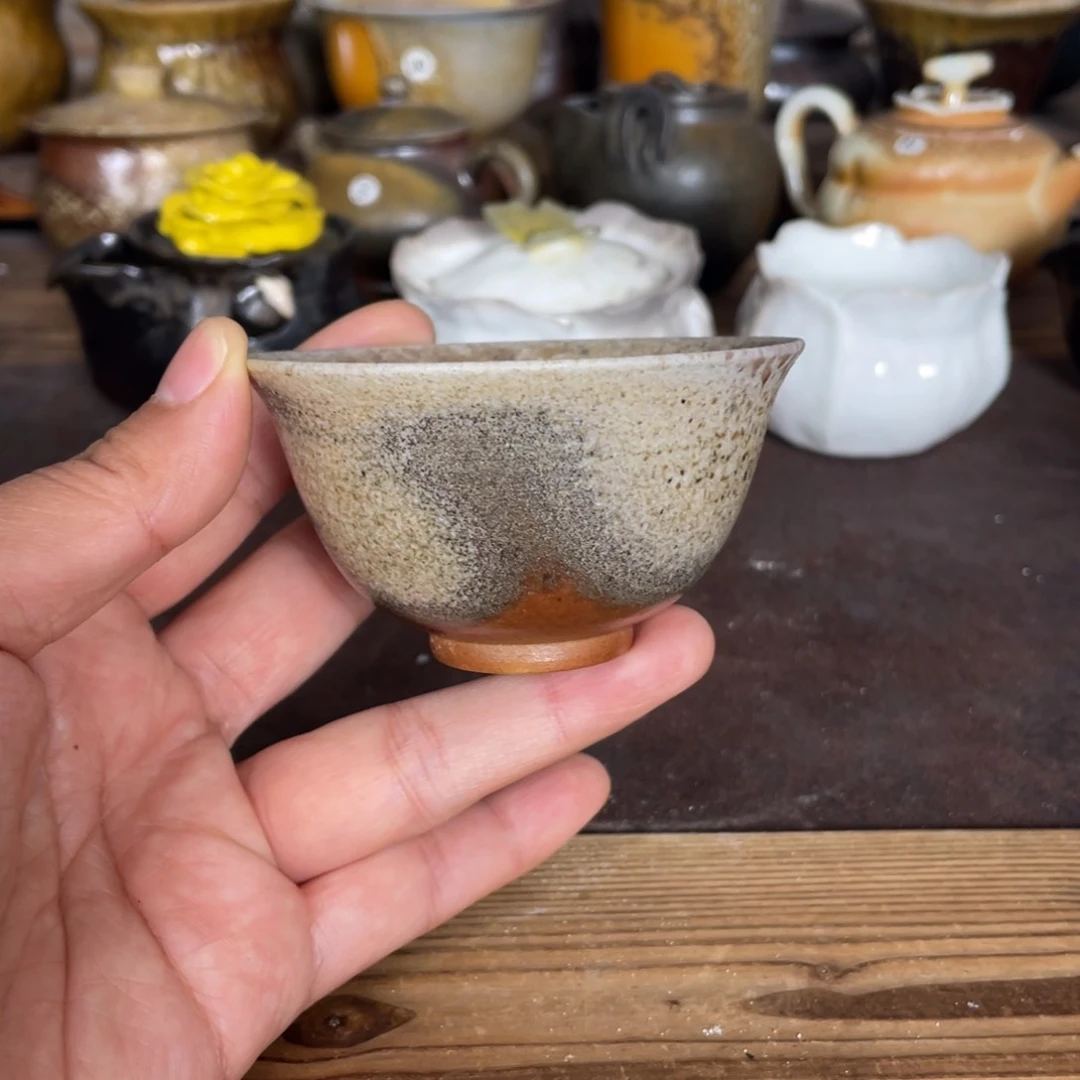 压手杯。 陶泥。     柴烧