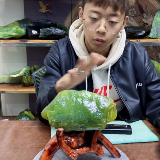 未镶嵌蛇纹石玉原石吴*辉