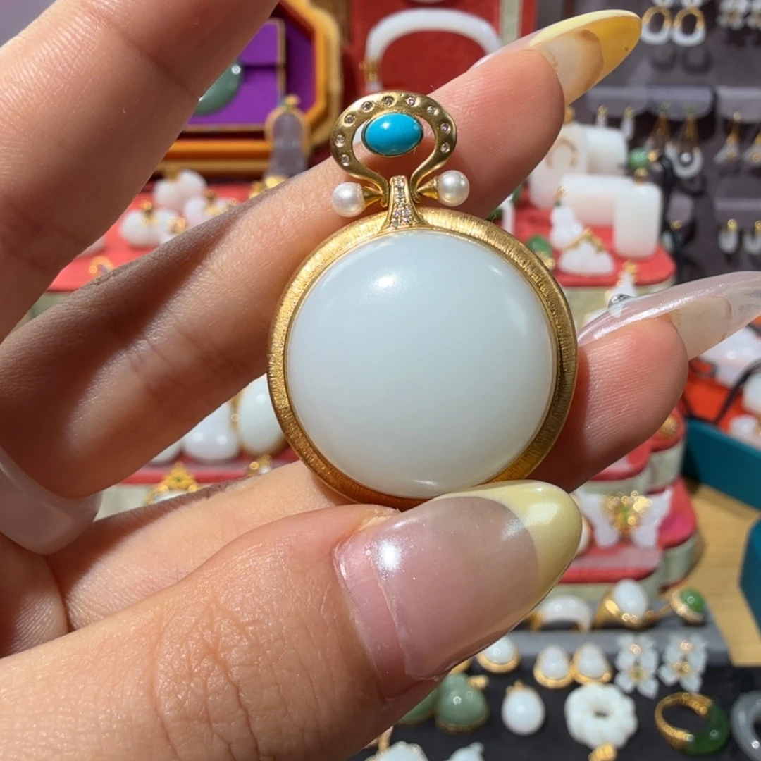 颈饰18K金镶嵌和田玉