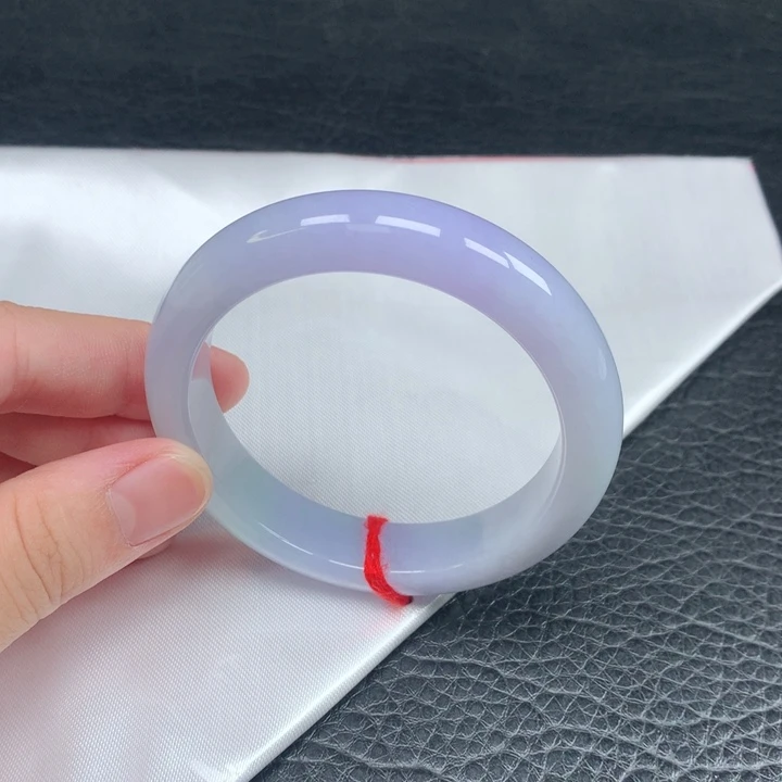 翡翠手镯未镶嵌。