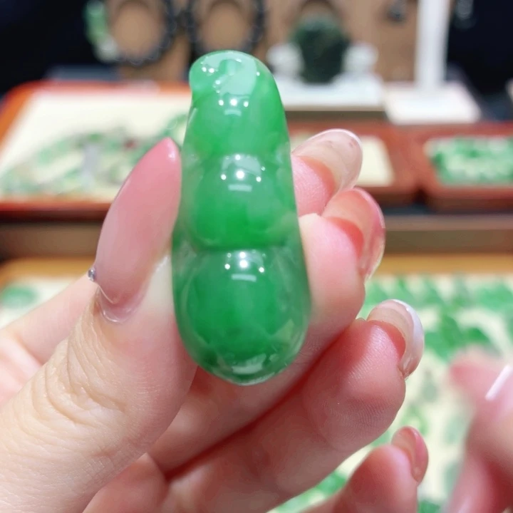 石英质玉（非洲翠）未镶嵌颈饰