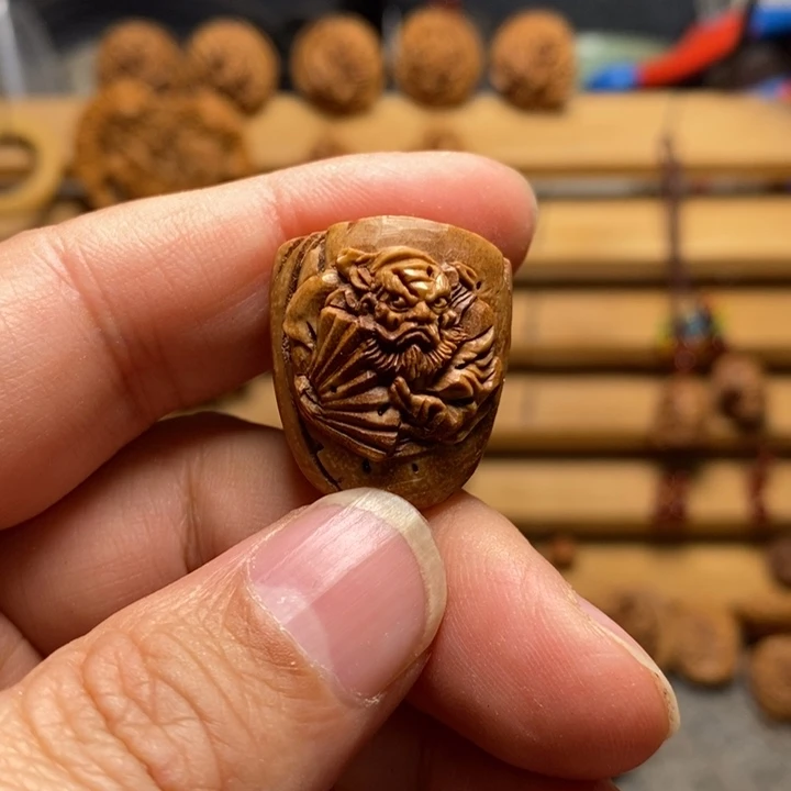 ****牌桃核雕刻钟馗三通