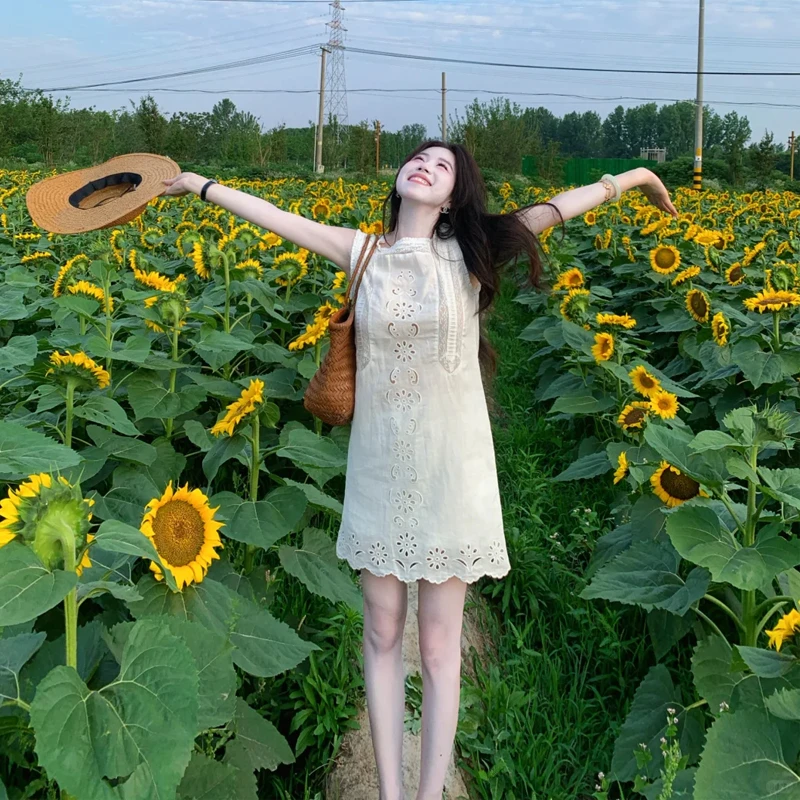 法式钩花镂空蕾丝背心连衣裙女夏季2025新款气质宽松显瘦休闲短裙