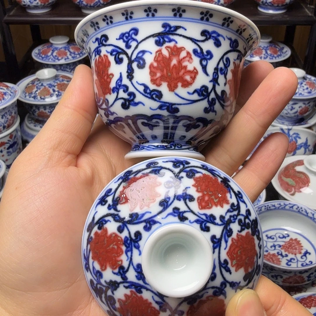 青花釉里红缠枝莲花心盖碗