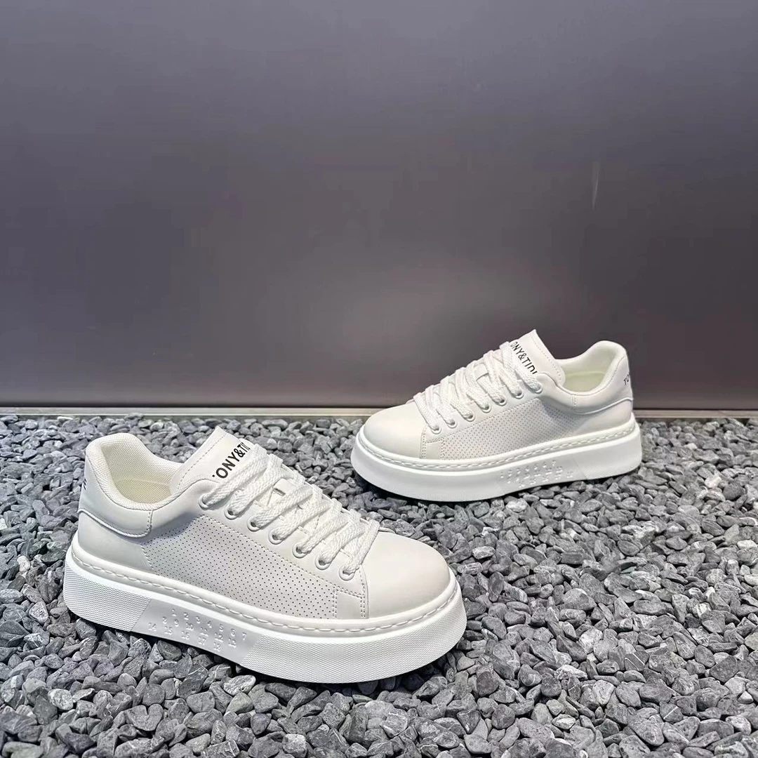 小白鞋男2025新款韩版潮流休闲鞋透气打孔皮面厚底轻便男士运动鞋