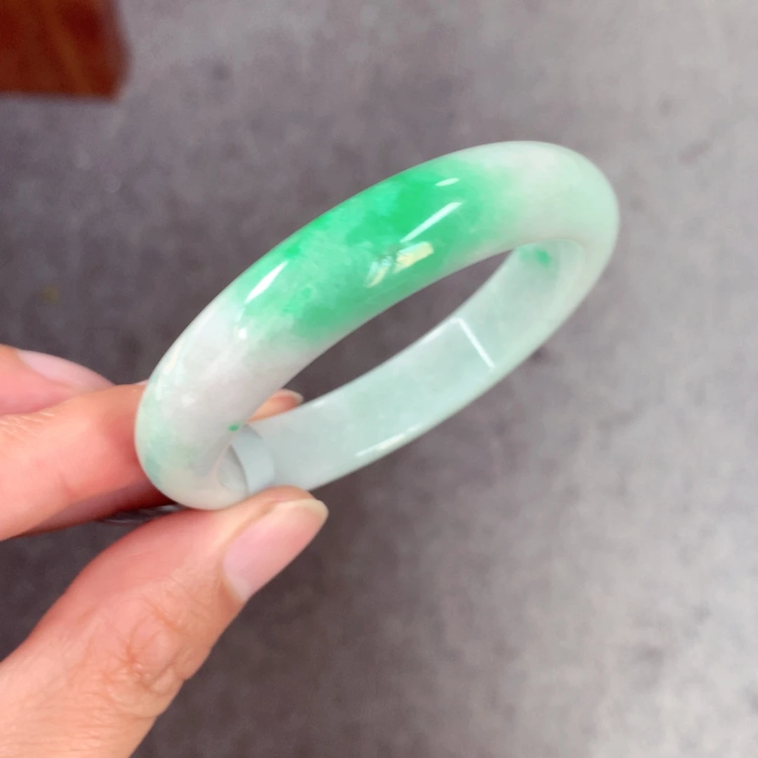 翡翠手镯未镶嵌缅甸