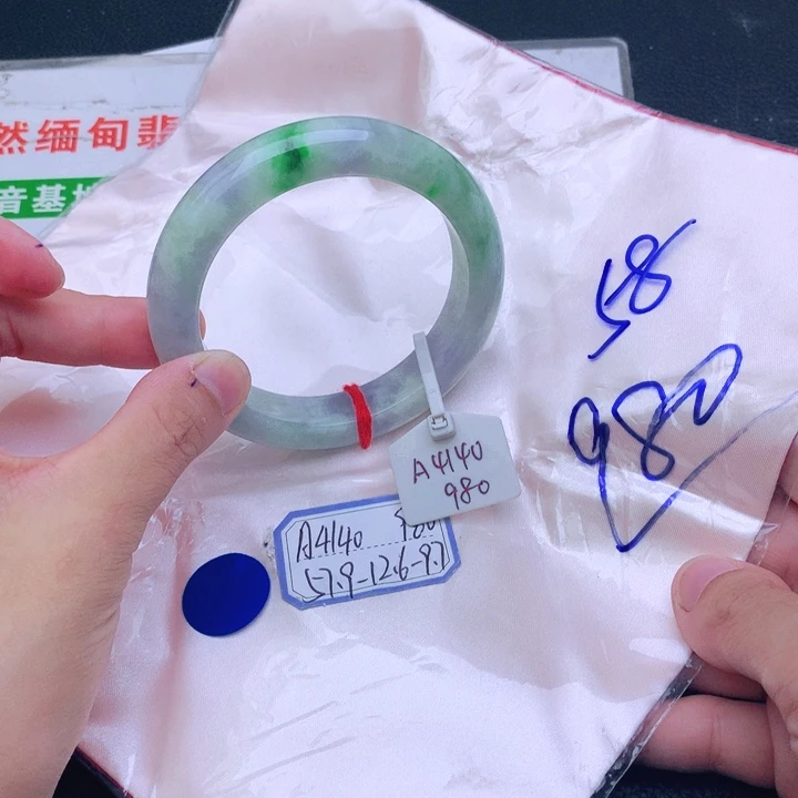 翡翠手镯未镶嵌翡翠