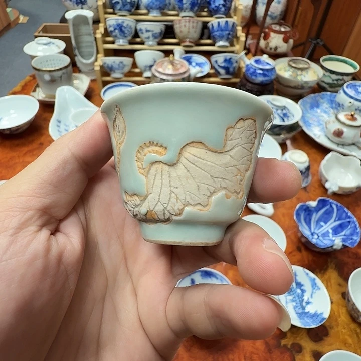 龟亭青瓷莲荷纹，内绘梅纹杯