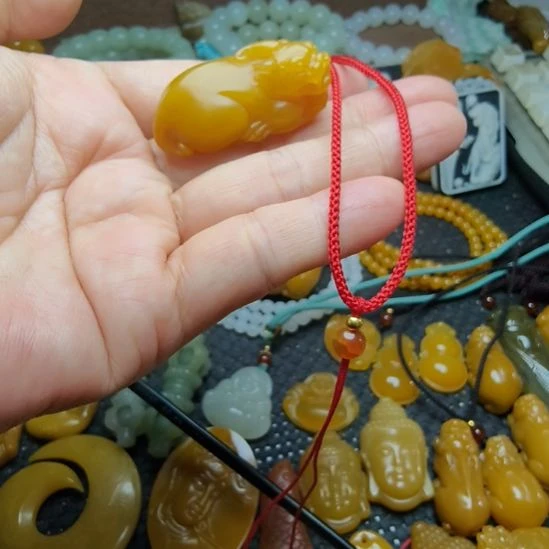 石英质玉（黄龙玉）未镶嵌颈饰
