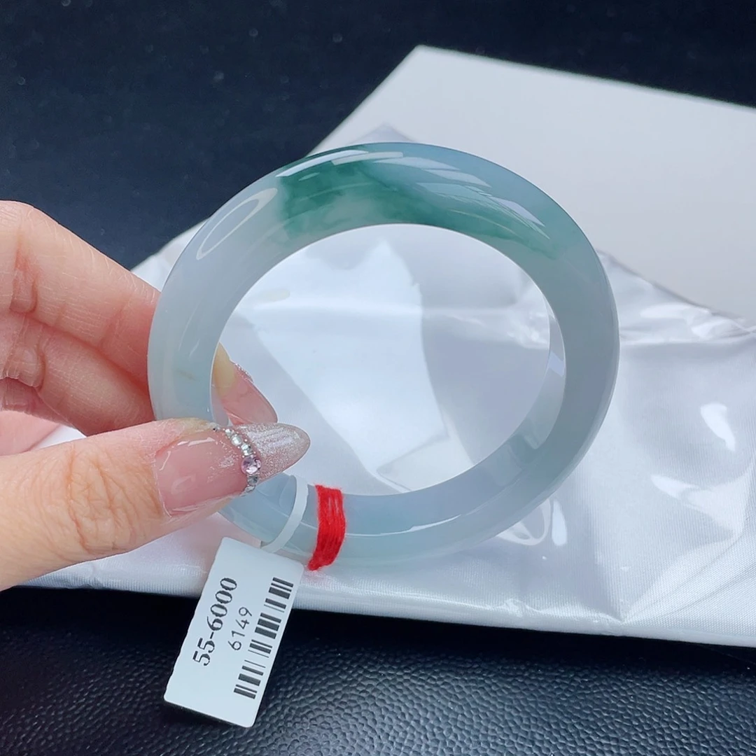 翡翠手镯未镶嵌翡翠