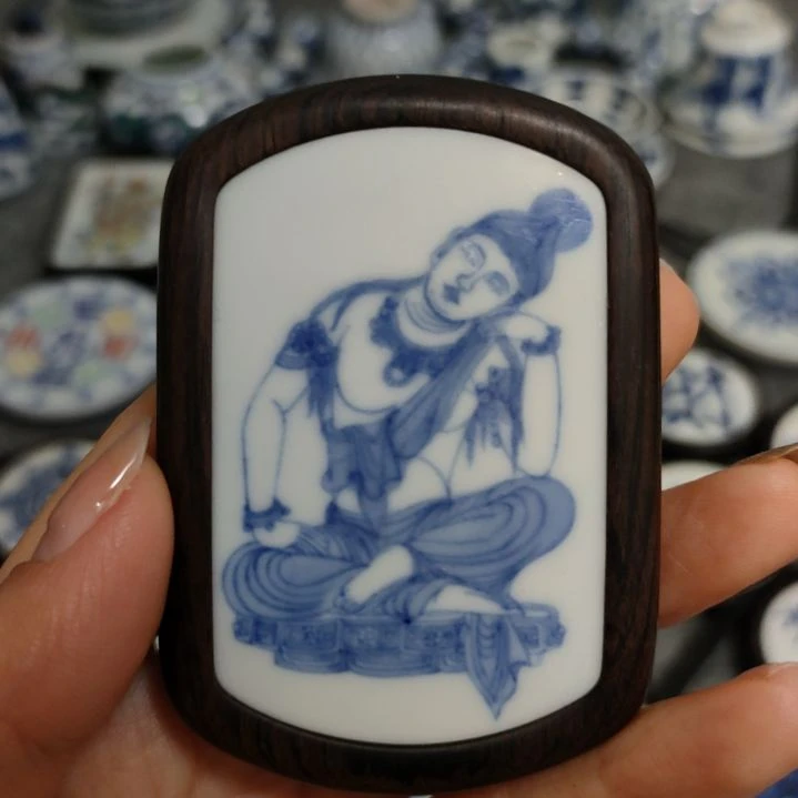 瓷片阿***?青花大势至菩萨挂件一个