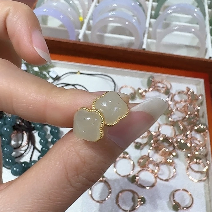 石英质玉颈饰合金