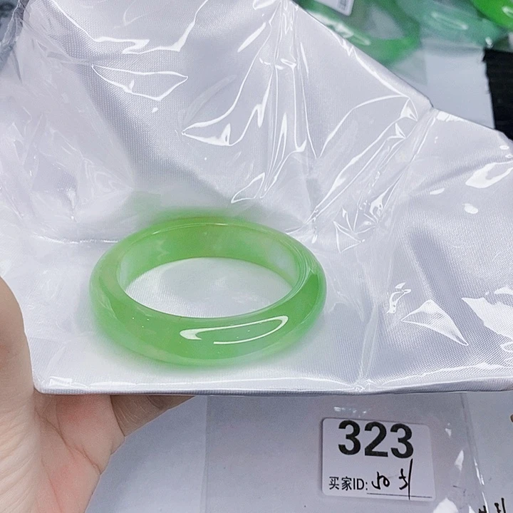 翡翠未镶嵌手镯一图一物实物为准（微瑕处理）