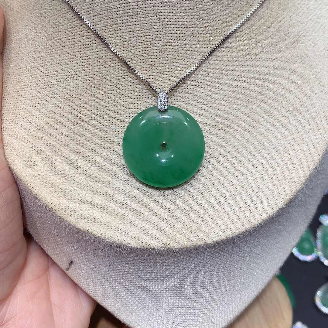 颈饰未镶嵌石英质玉（非洲翠）