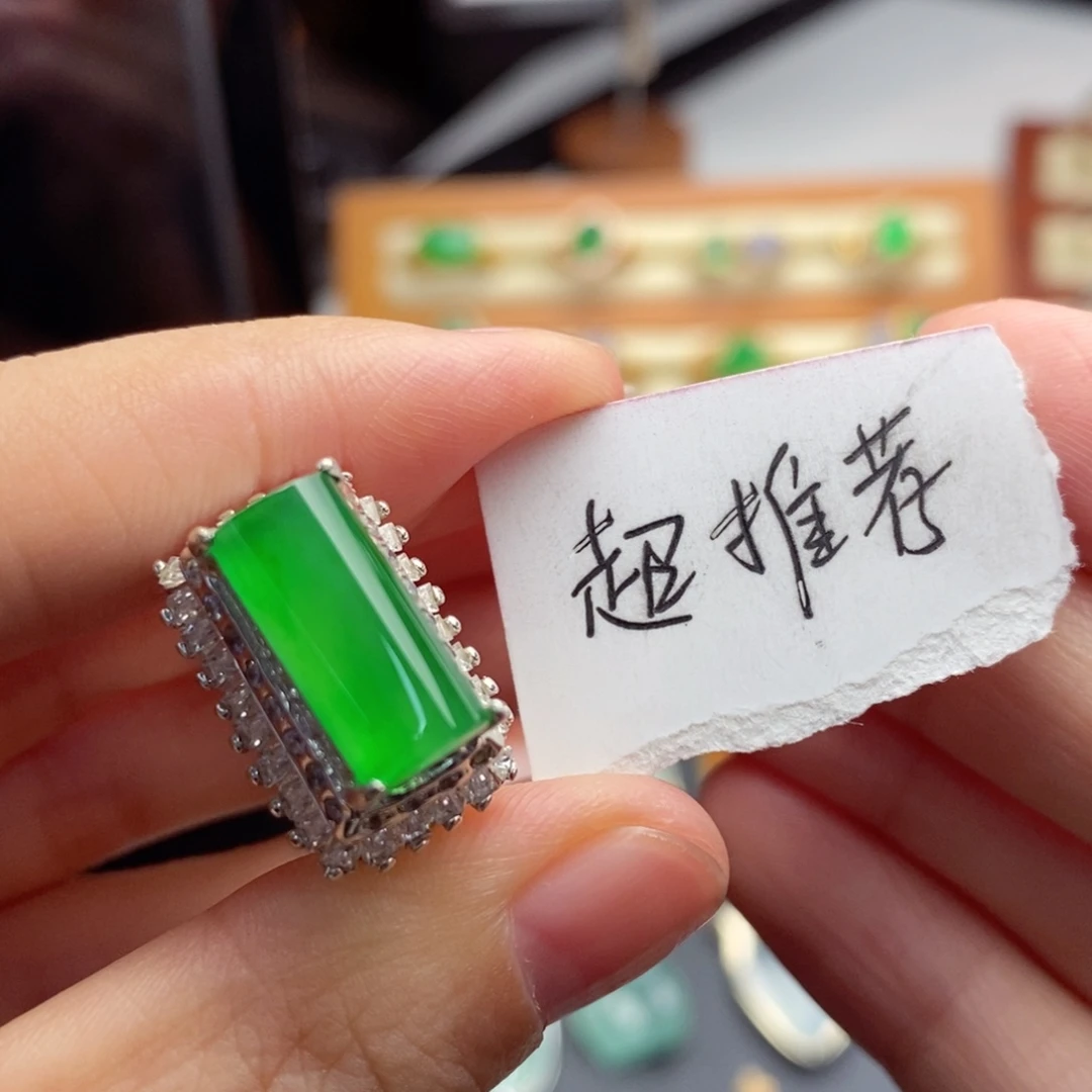 未镶嵌定制翡翠高冰阳绿色马鞍 光感十足