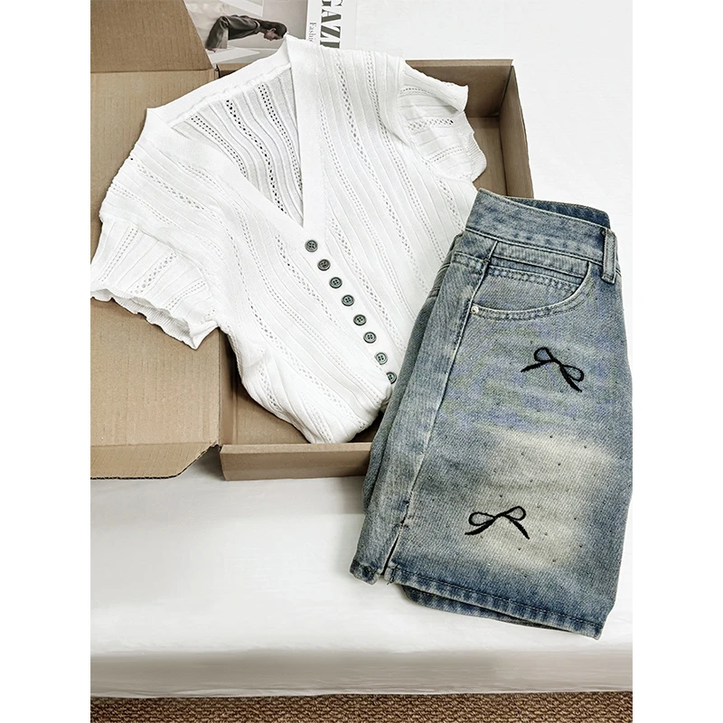 2025新款设计感V领单排扣短袖上衣搭配通勤风刺绣牛仔短裙两件套