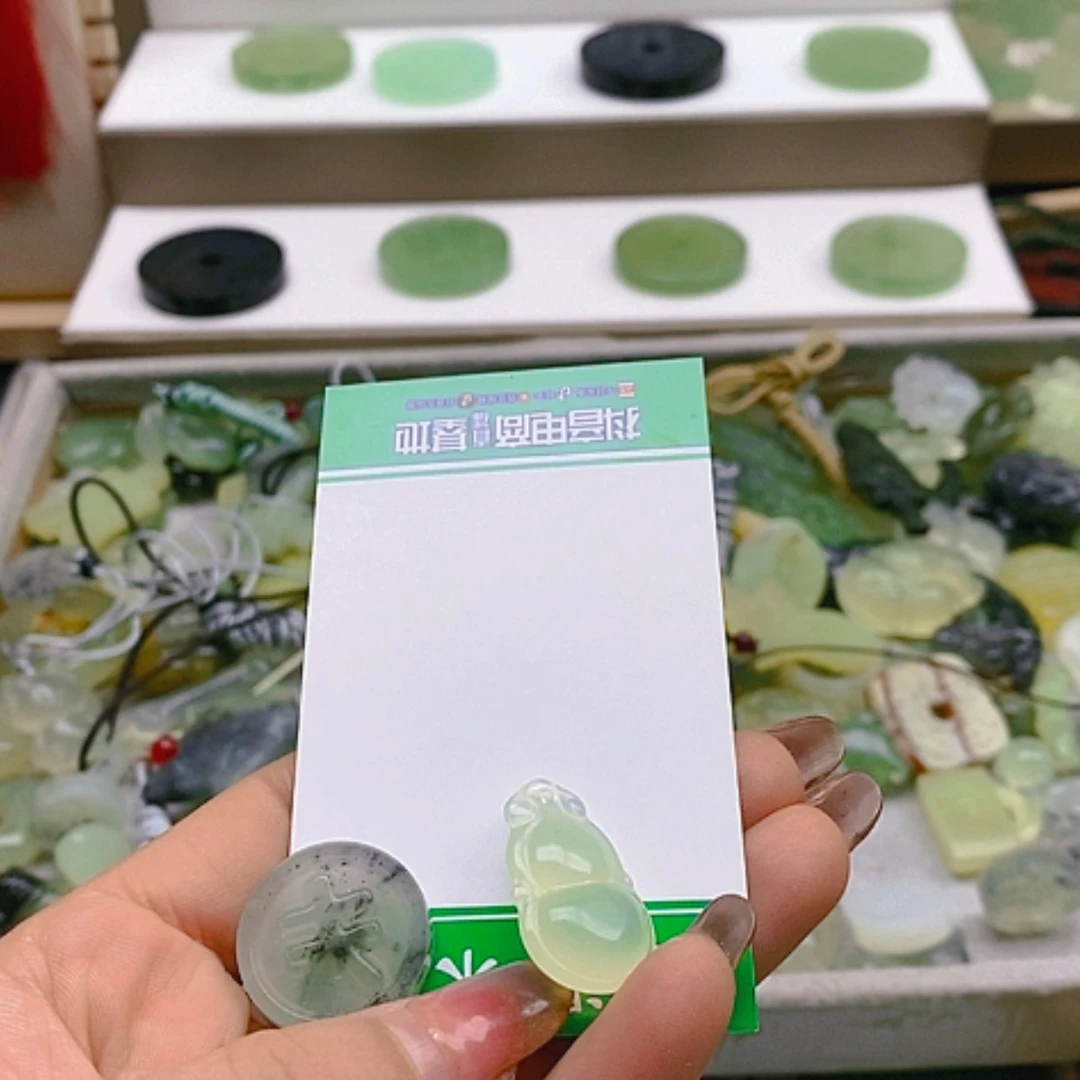 【闪购商品】蛇纹石玉颈饰未镶嵌如**事