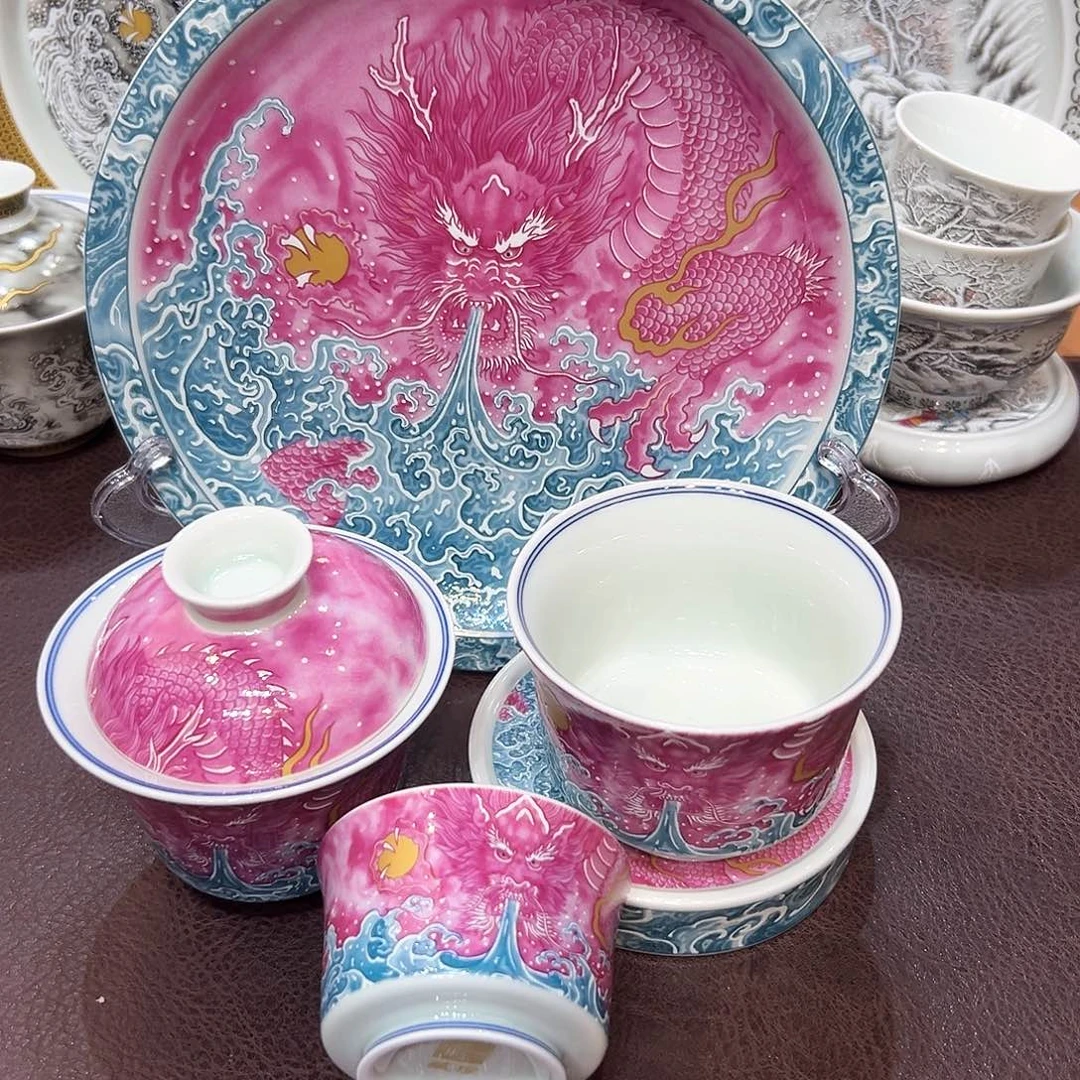 摆件景德镇陶瓷艺术展在上海举办期间展出作品